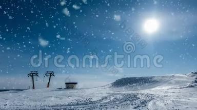 柔软的雪落在滑雪基地的顶部，美丽的冬季景观，视频循环。